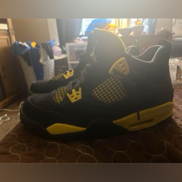 black and yellow jordan thunder 4’s - Picture 2 of 3